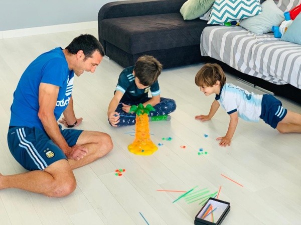 Lionel Scaloni junto a sus hijos, Ian y Noah (Foto: Twitter Lionel Scaloni)