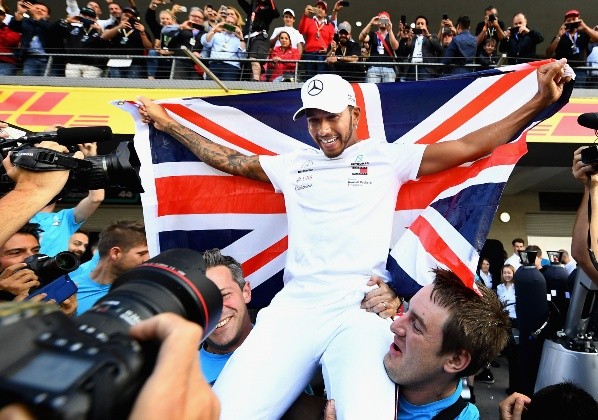 Lewis Hamilton, celebrando el título de F1 en México en 2018 (Getty Images)