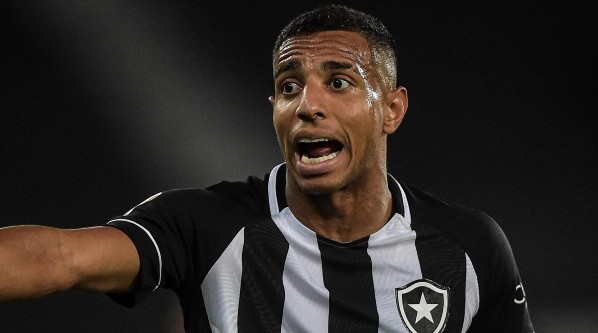 Victor Sá foi uma das primeiras contratações do Botafogo SAF 
    (Foto: Thiago Ribeiro/AGIF)