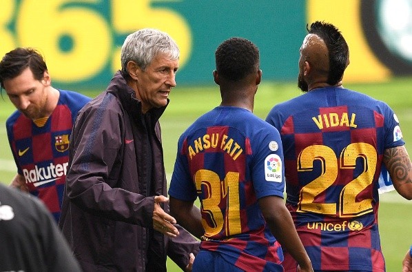 Quique Setién junto a Messi, Ansu Fati y Arturo Vidal. (Getty)