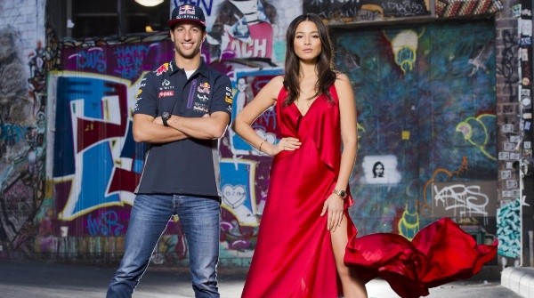 Pese a que ambos intenten ocultarlo, el amor une a los australianos Ricciardo y Gómez (Getty Images)
