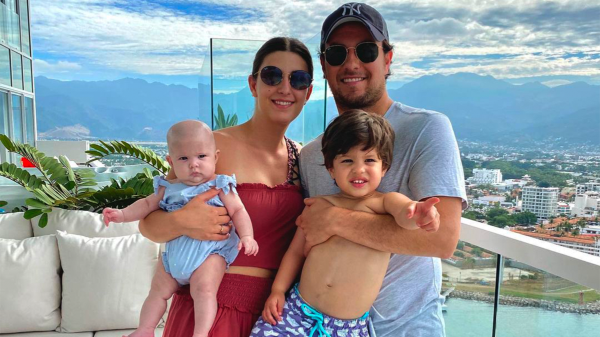 El piloto de Red Bull con su esposa Carola Martínez y dos de sus hijos (Foto: Instagram schecoperez)