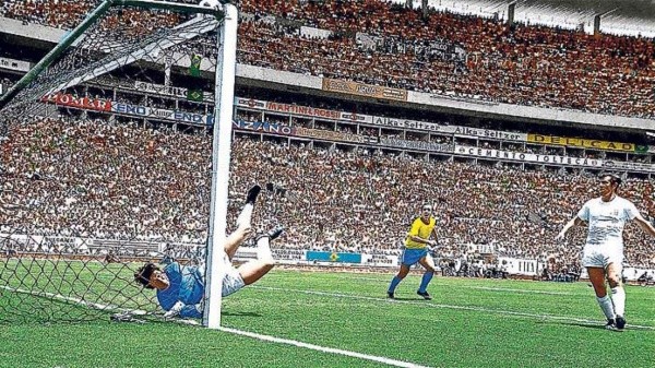 Gordon Banks realiza un esfuerzo enorme para evitar el gol ante un cabezazo a quemarropa de Pelé (Síntesis Nacional)
