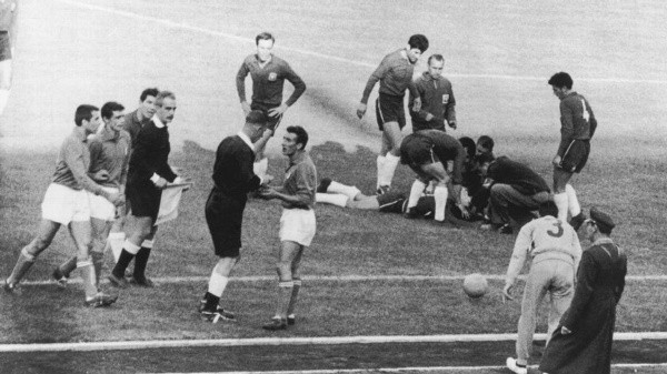 Faltas groseras, expulsados y vehemencia arbitral en el áspero Chile-Italia del Mundial 1962 (Getty Images)