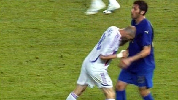 La última escena en la carrera deportiva de Zidane es este cabezazo a Materazzi en la final de Alemania 2006 (FutbolRed)