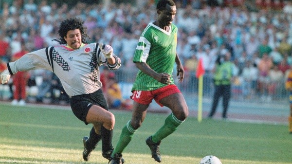 Higuita ya perdió la pelota y no podrá evitar que Roger Milla convierta el tanto para Camerún (So.ho)