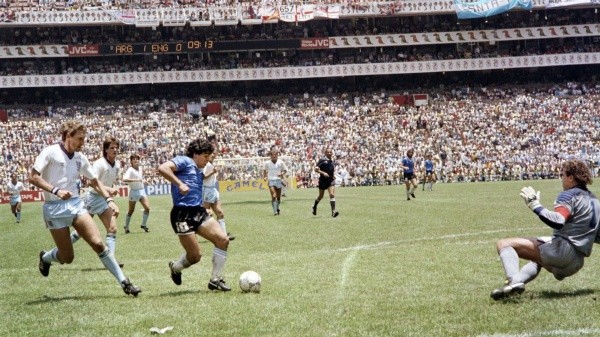 Maradona a punto de concretar su obra de arte, un golazo que es considerado el mejor del siglo (ESPN)