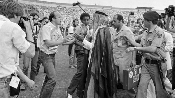 Insólito momento con el jeque de Kuwait en el campo de juego, intentando que anulen un gol rival (Mundo Deportivo)