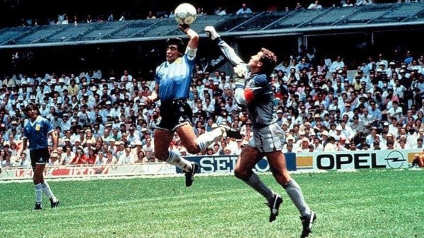 Diego Maradona mete su mano y sorprende a todos; es el gol de la apertura en el Argentina-Inglaterra de 1986 (La FM)