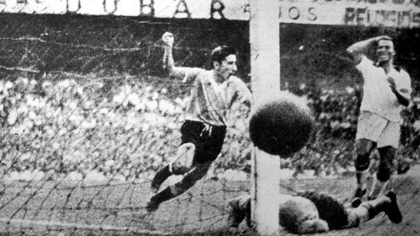 Alcides Ghiggia celebra su gol ante la sorpresa de un Maracaná repleto que esperaba el triunfo de su equipo (Infobae)
