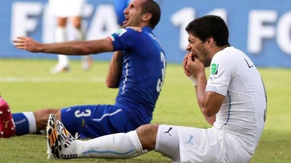 Suárez ya concretó el hecho, mientras Chiellini se queja ante el árbitro por la falta recibida de parte del uruguayo (Infobae)