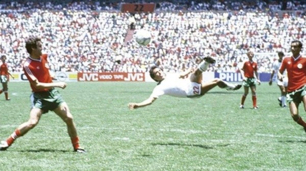 La “pirueta” de Negrete, un verdadero golazo, que le daría el triunfo a México ante Bulgaria en 1986 (El Confidencial)