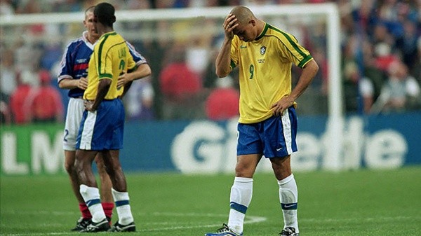 Ronaldo con la cabeza gacha tras la final del Mundial 1998; una enfermedad no le permitió estar a su nivel (Infobae)