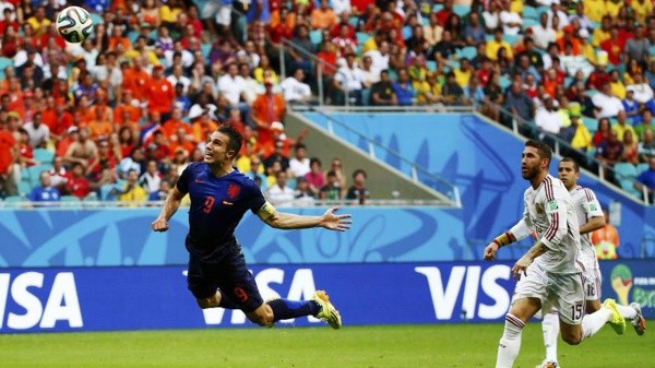 Robin Van Persie se sostiene en el aire para señalar un golazo de cabeza en la goleada ante España (Marca)