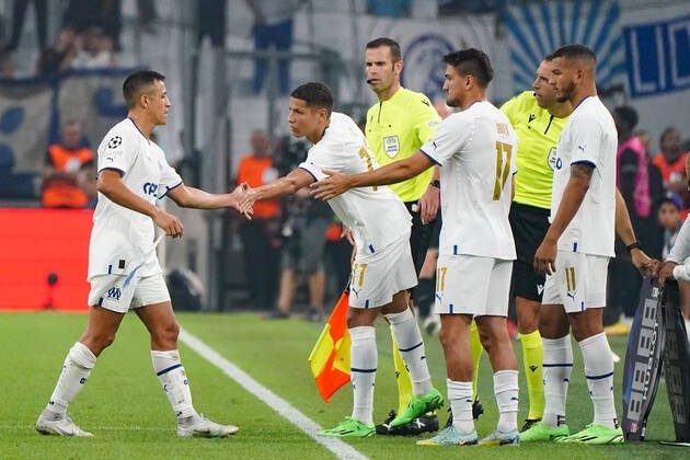 Harit reemplazando a Sánchez en un partido | Foto: Imago Images 