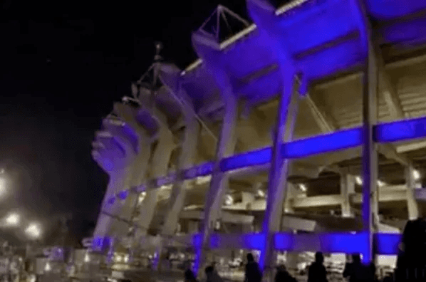 Así se ve el Azteca iluminado de Azul.