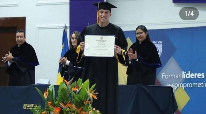 El defensa de Guadalajara recibió su título. (@luisolivas00)