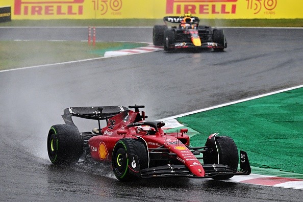 Leclerc e Pérez travaram uma disputa acirrada pela 2ª posição. 
    Créditos: Clive Mason/Getty Images