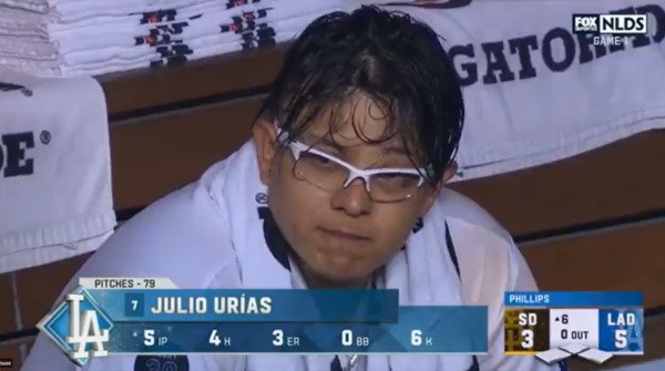 Reacción de Julio Urías cuando lo sacaron de Dodgers vs. Padres (Foto: Twitter / @FOXDeportes)