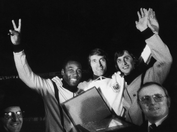 Junto a Pelé y Cruyff. (Getty)