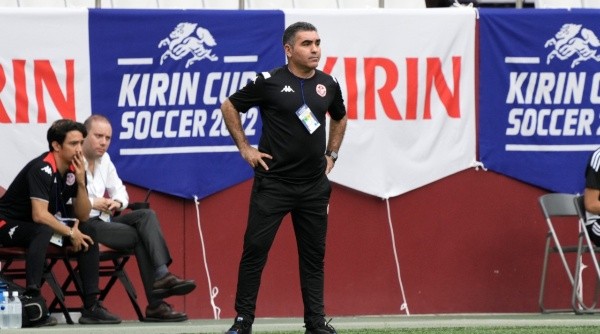 Kadri, dirigiendo a Túnez en la Copa Kirin