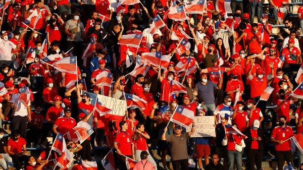 Los chilenos son fanáticos de su equipo, por eso lamentan no estar presentes en la próxima Copa del Mundo (Getty Images)