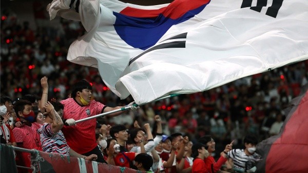 Banderas gigantes y mucho colorido respaldan la pasión coreana cada vez que su equipo juega un Mundial (Getty Images)