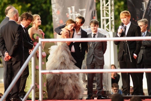 J. K. Rowling junto al reparto de Harry Potter (Getty).
