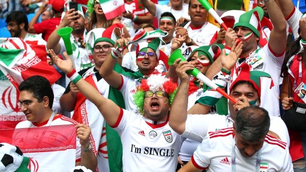 Sin perder sus raíces y costumbres, los iraníes aportan color y calor en una Copa del Mundo (Getty Images)