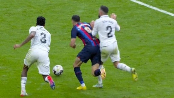 Carvajal y la acción ante Lewandowski donde pidieron penal