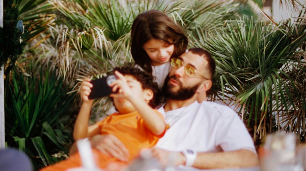 El delantero junto a sus hijos Melia e Ibrahim (Foto: Instagram Karim Benzema)