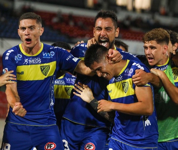 11 DE ENERO DE 2020/SANTIAGOEl jugador Juan Ignacio Duma (C) marca el uno a uno frente a Deportes Copiapo, durante el partido válido por la primera ronda de la Liguilla de Primera B por el ascenso, entre A.C. Barnechea y Deportes Copiapo, disputado en el Estadio Nacional.FOTO: SEBASTIAN ORIA/AGENCIAUNO