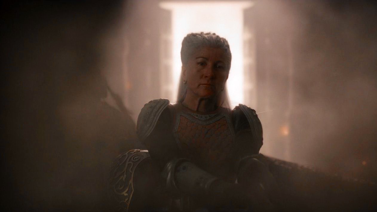 Rhaenys Targaryen montando a su dragón para un mensaje hacia Alicent y su familia. (HBO)