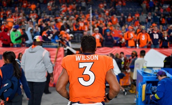 Russell Wilson ainda não vive os seus melhores dias pelo Broncos. 
    Créditos: Dustin Bradford/Getty Images