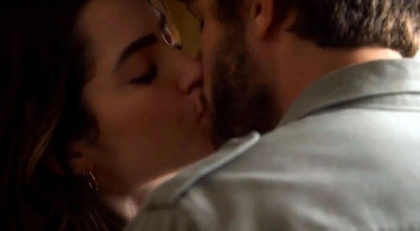 Chiara e Ari se beijando em Travessia. Foto: Reprodução/Globo