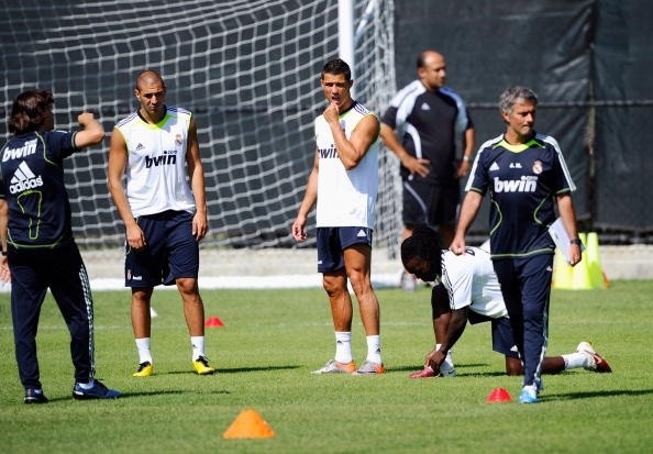 Mourinho con Benzema y Ronaldo. Getty.