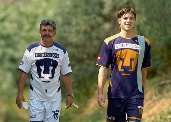 Ricardo Ferretti junto a Esteban Solari, en un entrenamiento de la época en la que coincidieron en Pumas. Jam Media