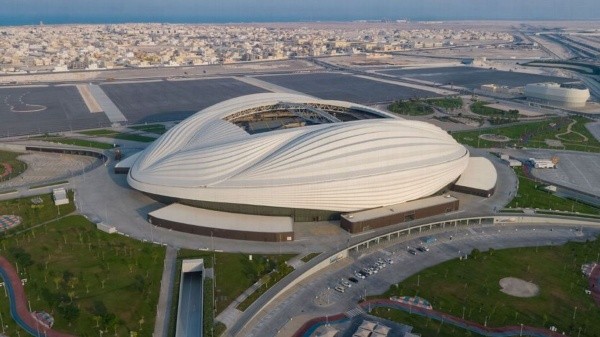Ubicado sobre una localidad costera, el Estadio Al Janoub tiene un formato símil a una embarcación (Getty Images)