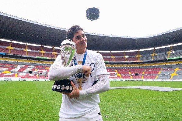 Leo Sámano posa con el trofeo de campeón. FOTO: Imago7