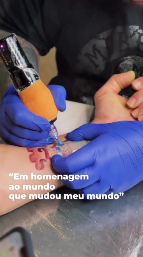 Marcos Mion encanta ao homenagear filho autista com tatuagem. Imagem: Reprodução/Instagram oficial do apresentador.
