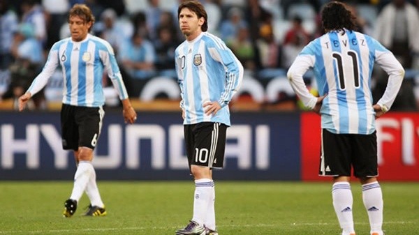 Brazos en jarra y desazón para Messi y también sus compañeros, Argentina quedaba eliminada de Sudáfrica 2010 (Mediotiempo)