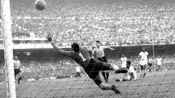 Momento del impacto del segundo gol uruguayo y el mito del Maracanazo que comenzaba a nacer (Marca)