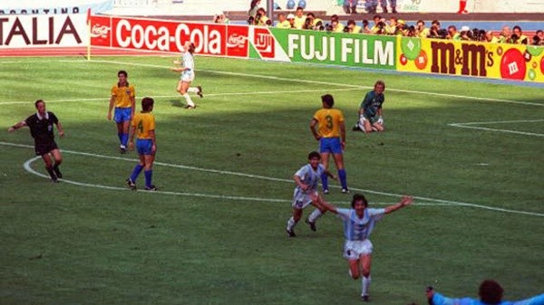 Todo Brasil no lo puede creer: es gol de Argentina y, con ello, la eliminación del equipo en Italia 1990 (Mundial de Fondo)