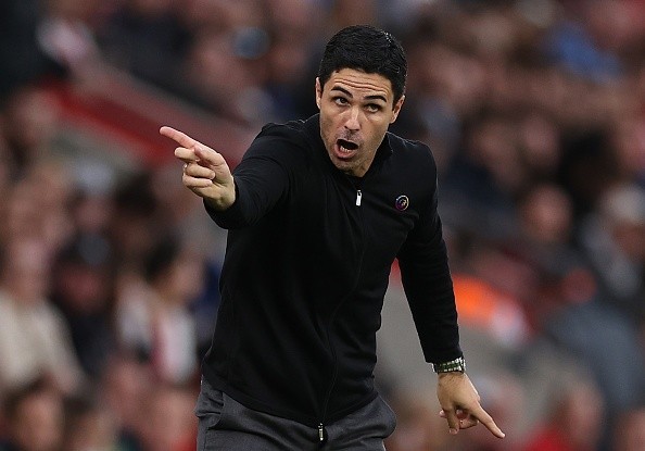 Mikel Arteta en dirección de Arsenal. Getty.