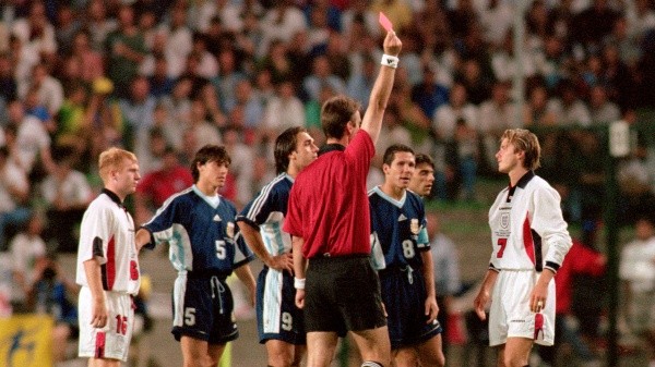 Roja para Beckham y comienzo de la debacle de Inglaterra en la Copa del Mundo de 1998 (Infobae)