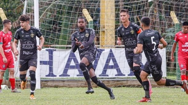 Foto: Reprodução/Lucas Gabriel Cardoso/ Brusque FC - Atacante Neto comemorando gol pelo sub-20