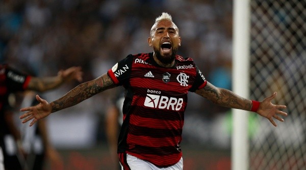RIO DE JANEIRO, BRAZIL - AUGUST 28: Arturo Vidal of Flamengo celebrates after scoring the first goal of his team with teammates during the match between Botafogo and Flamengo as part of Brasileirao 2022 at Estadio Olimpico Nilton Santos on August 28, 2022 in Rio de Janeiro, Brazil. (Photo by Wagner Meier/Getty Images)-Not Released (NR)