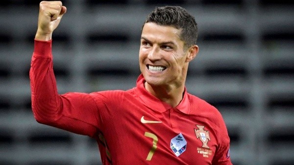 Puño alto de CR7, que buscará dar su mejor versión en la Selección de Portugal en el próximo Mundial (Futboleros)