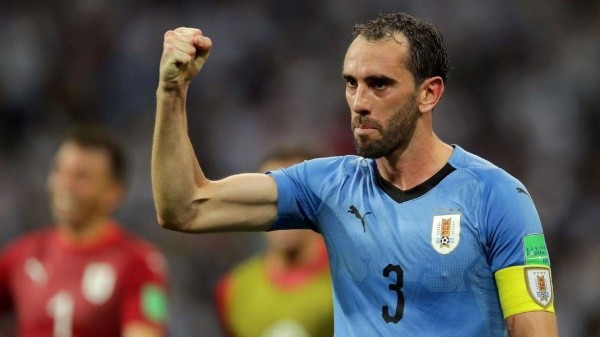 Si llega en buenas condiciones físicas, el capitán Godín será clave para la selección uruguaya (El Gráfico)