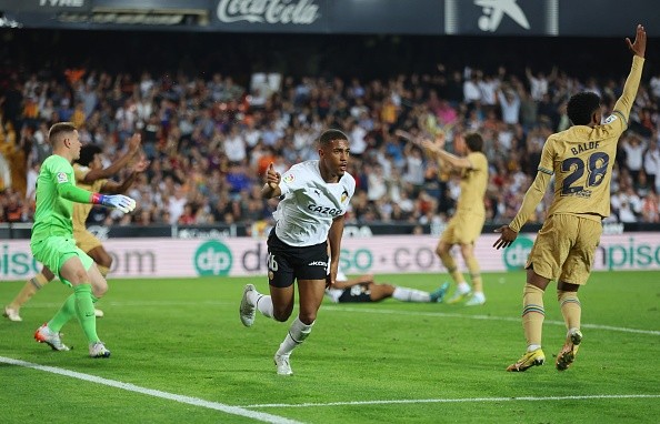 Samuel Lino en festejo del gol anulado. Getty.